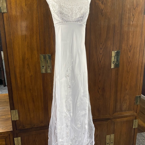 Beautiful Women’s wedding gown,worn once, professionally cleaned and preserved - Picture 2 of 4